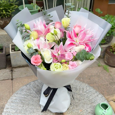 衡水9朵玫瑰混搭百合，爱恋纯真无邪